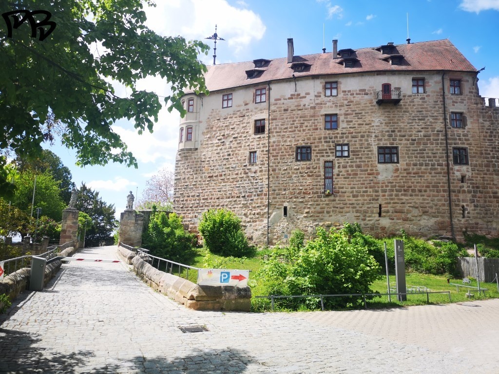 Blick auf die Front der Burg Abenberg